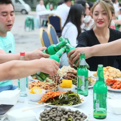 Organize team building activities to show team charm